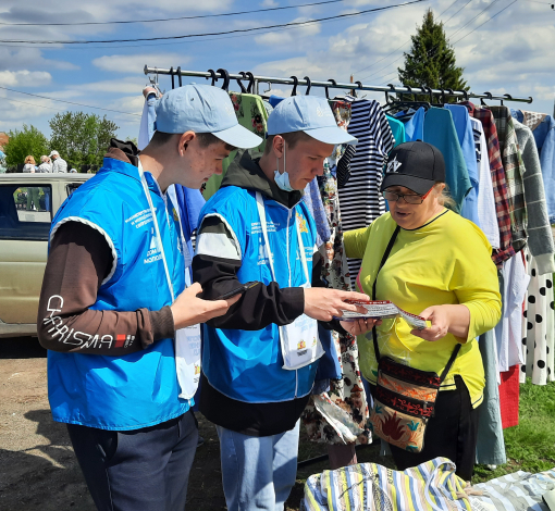 На фото 2022 года артемовские волонтеры в селе Мироново активно работают с населением по голосованию за территории благоустройства. 